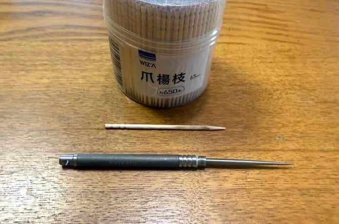 チタンマニア「つまようじ」_木製つまようじと並べて