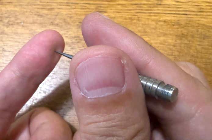 チタンマニア「つまようじ」で指を突くシーン