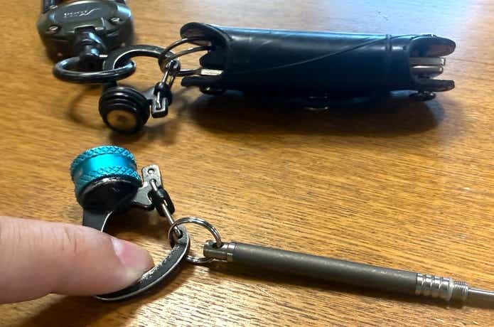 チタンマニア「つまようじ」_ナイトアイズ「360° マグネット スライドロックカラビナー」に装着