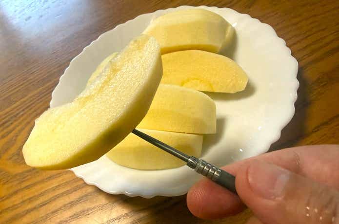 チタンマニア「つまようじ」_りんごを刺して