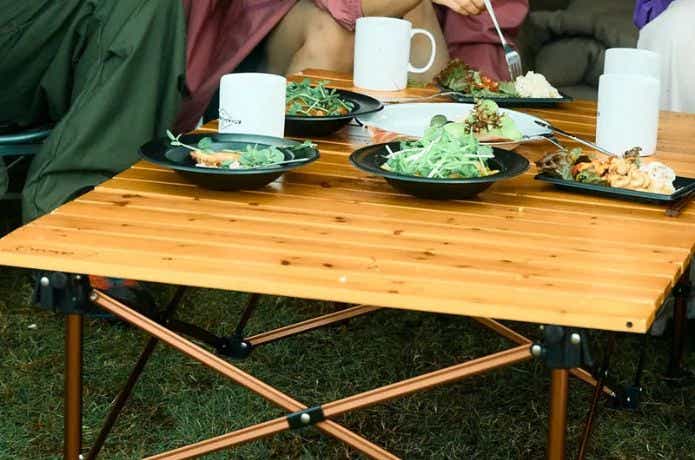 コールマン ナチュラルウッドロールテーブル クラシック 110に料理を置く
