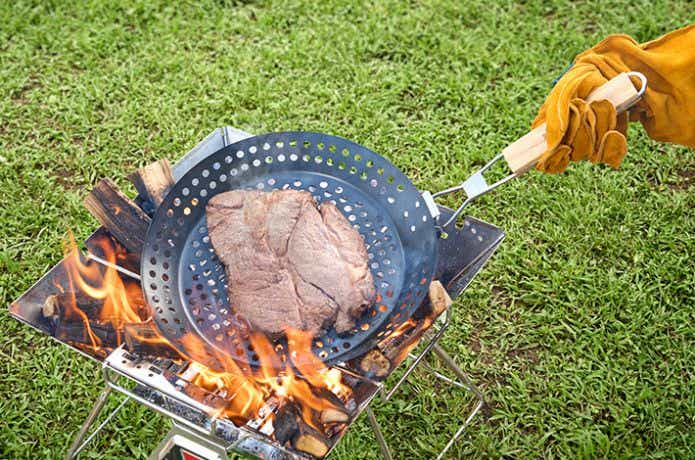 ロゴス MAKIBI グリルPANで肉を焼く