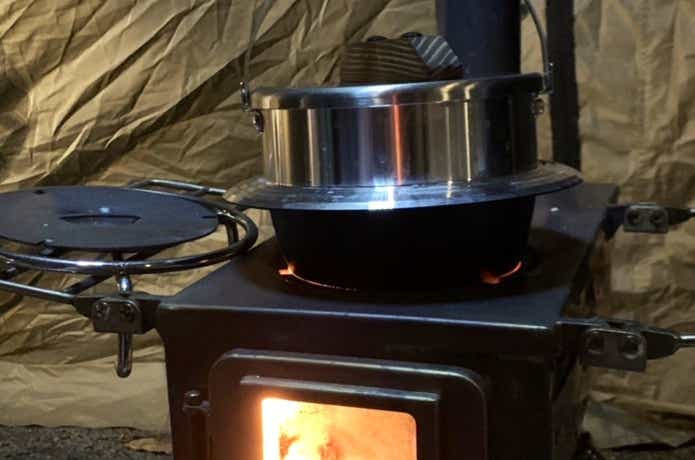 愛用ユニフレームTOP5_「羽釜3合炊き」薪ストで使用