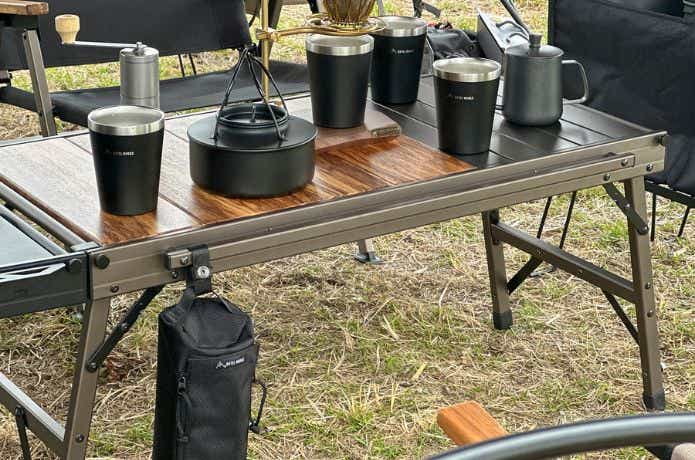 ラーテルワークス WOOD PANEL TABLEの上でコーヒーを淹れる