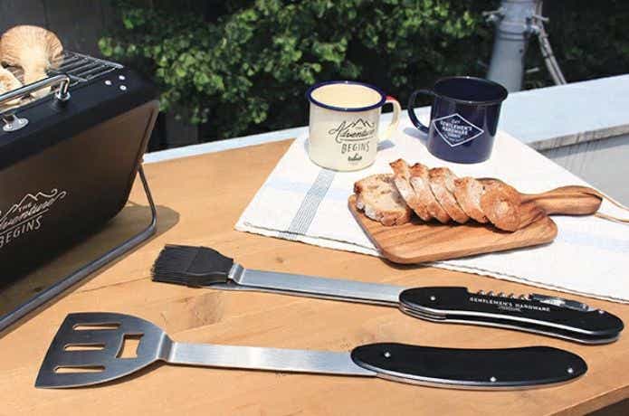 テーブルの上にジェントルマンハードウェア バーベキューマルチツールを置く