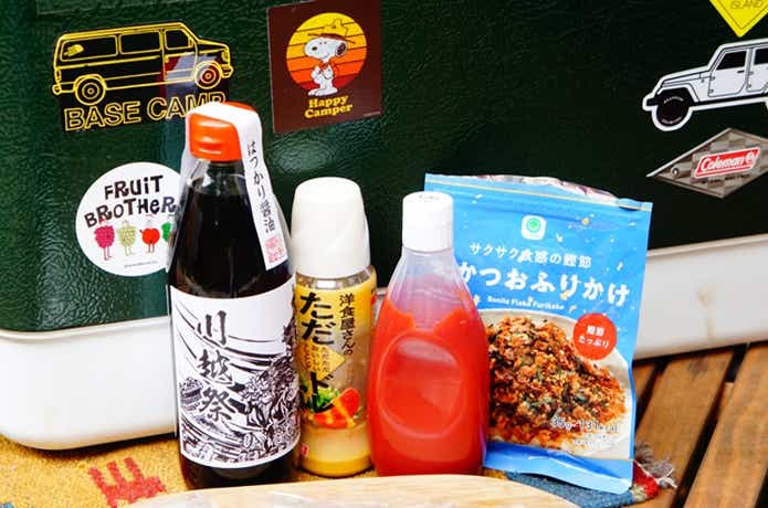 クーラーボックスと調味料ボトル