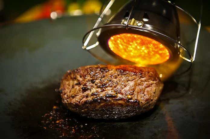 ミニマルワークス トマホークで肉を焼く