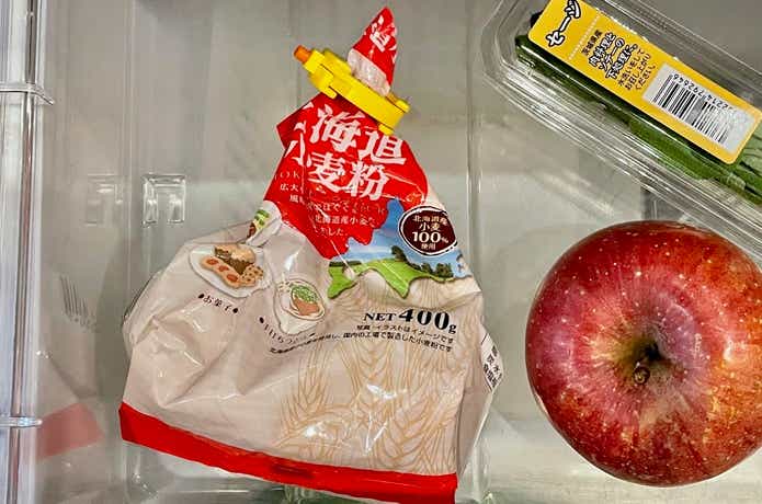 小麦粉を袋に入れて、ミス・フランシスのクリップに入れている
