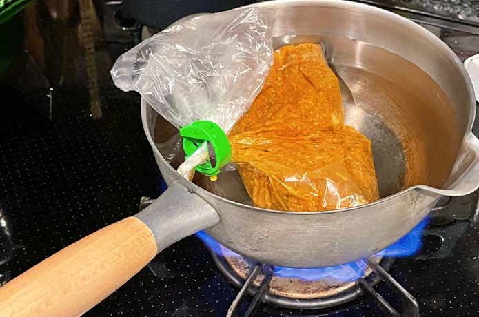 湯煎解凍している様子