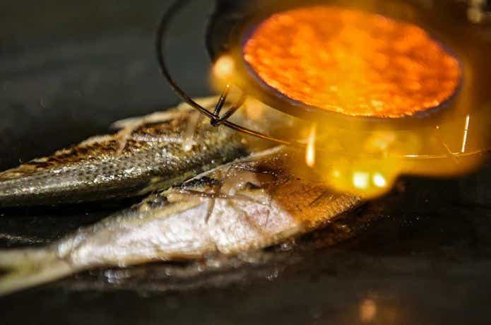 ミニマルワークス トマホークで魚を焼く