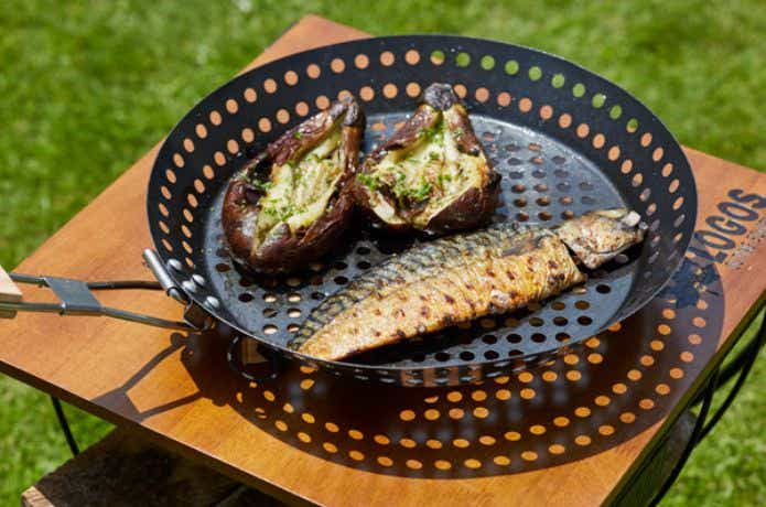 グリルパンの上にあるナスとサバ