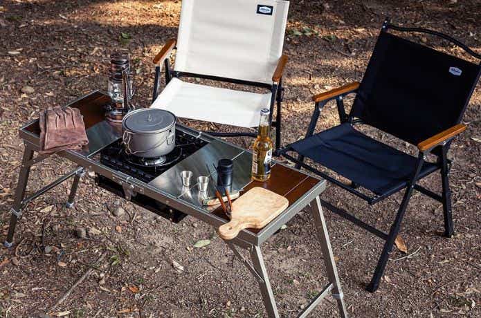 ハイランダー リットテーブルの上で料理