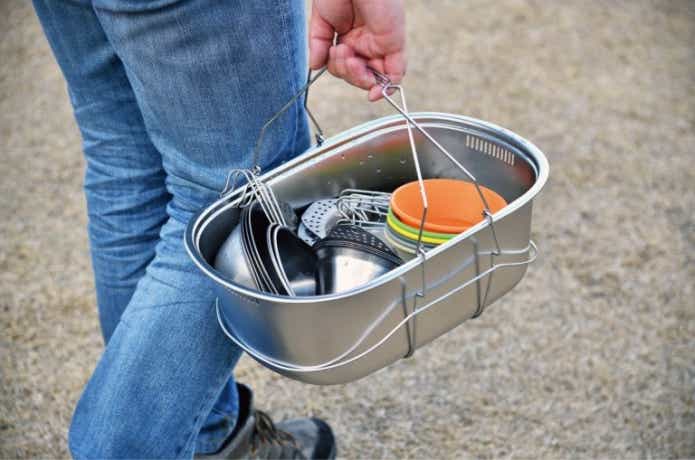 洗い物の入ったユニフレーム フィールドキャリングシンク