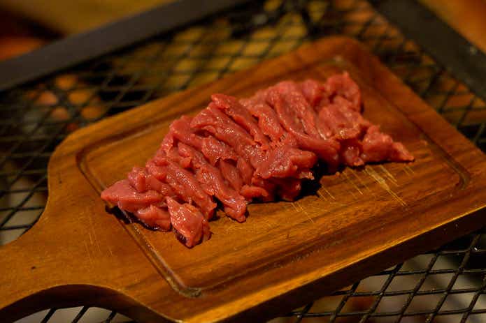 業務スーパーの馬刺しを切る