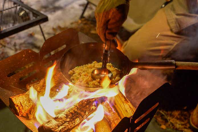 焚き火でチャーハンを炒める