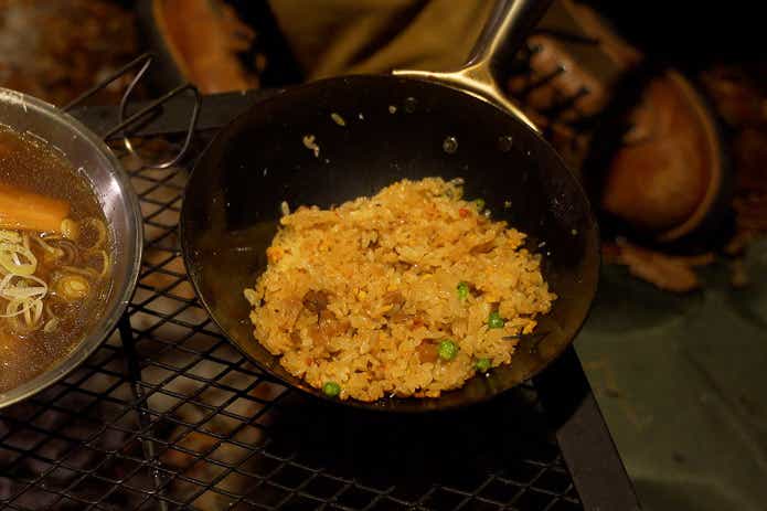 フライパンにチャーハン