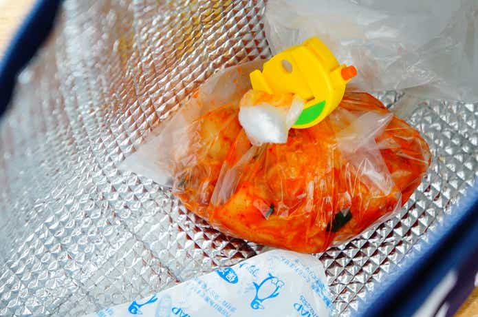 キムチを袋に入れて、ミス・フランシスのクリップで留めている