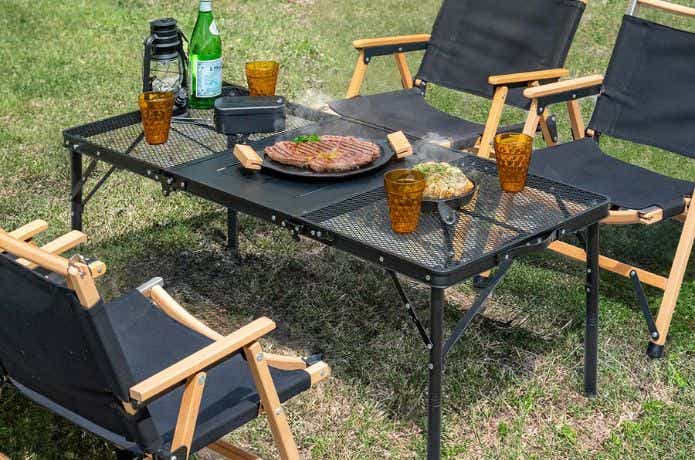 フィールドア 3つ折り収納式パネルメッシュテーブルの上で料理