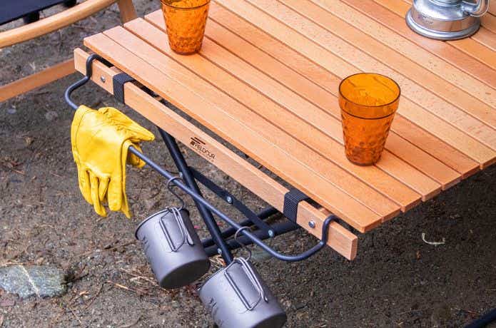 フィールドア ウッドロールトップテーブルスチールレッグに手袋やカップをかける