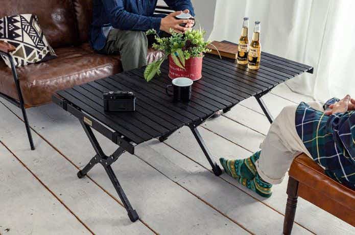 アンティークのソファーとアウトドアテーブル