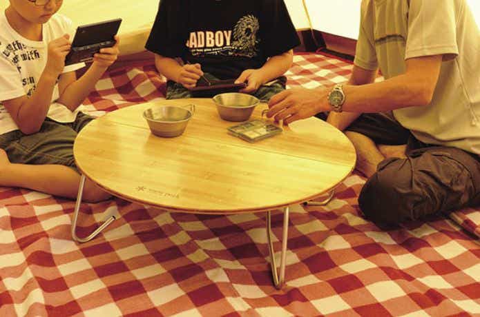 スノーピーク ワンアクションちゃぶ台竹Mを囲む家族