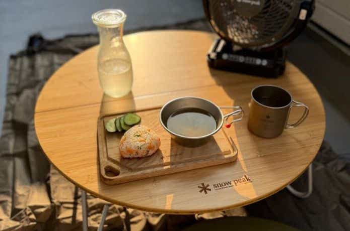 スノーピーク ワンアクションちゃぶ台竹Mの上に食事をのせる