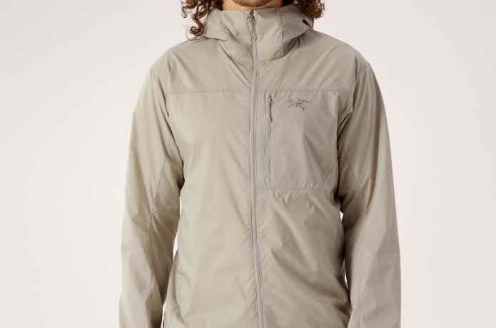 スコーミッシュフーディを着た男性