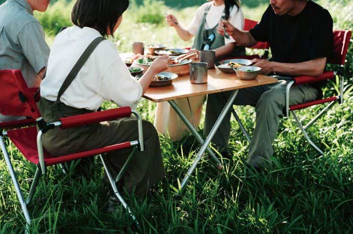 スノーピーク ワンアクションテーブルロング竹で料理を囲む