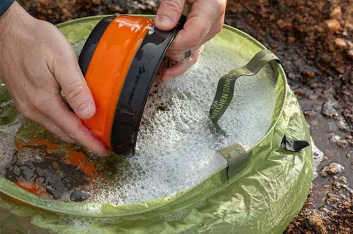 シートゥーサミット ウルトラシル キッチンシンク 10Lで器を洗う