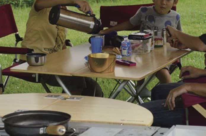 スノーピーク ワンアクションテーブルロング竹でくつろぐ家族