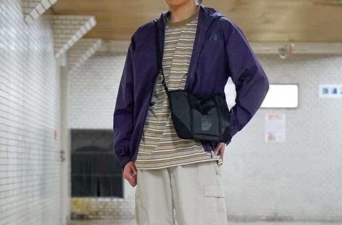 ベンチャージャケットを着た男性