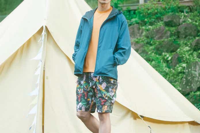 耐久撥水シェルジャケットを着た男性