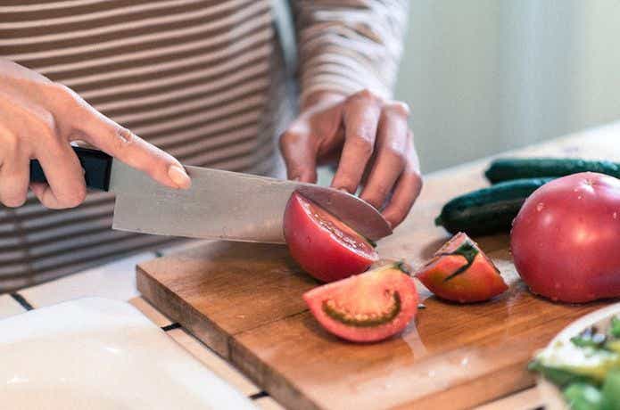 まな板の上でトマトを切る