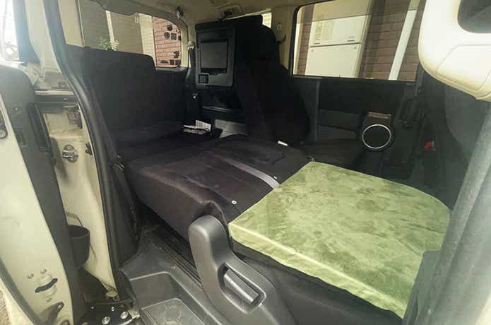 くるまドットコム「車中泊用インフレータブル段差解消マット」デリカ2列目にセット
