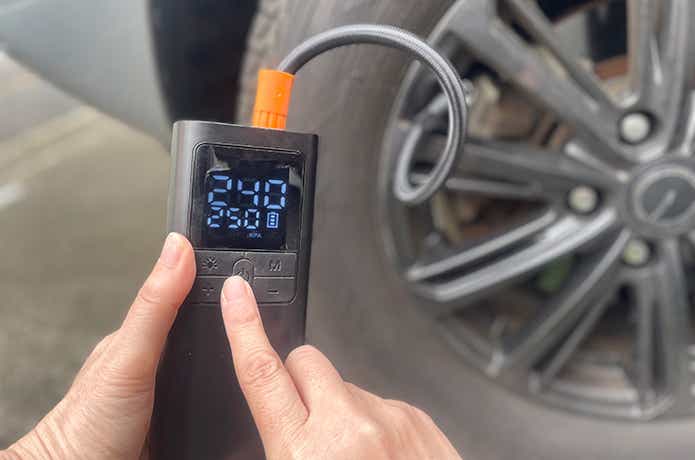AAL「電動空気入れ」_車タイヤ使用シーン