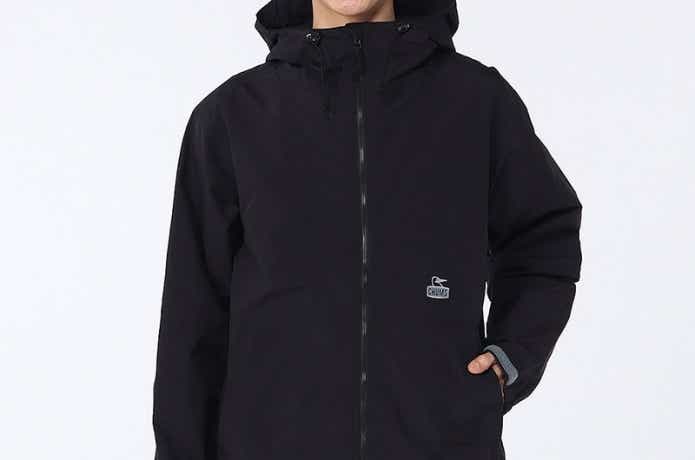 キャンプフィールドフーディーを着た男性