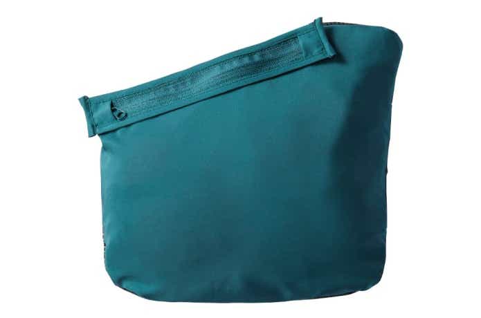 耐久撥水シェルジャケットを収納した様子