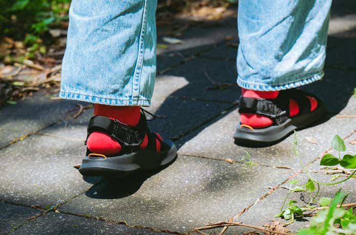 歩きやすいヒール付き。リカバリーサンダル「BUMPY SPORTS」