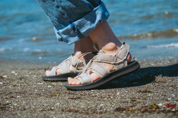 歩きやすいヒール付き。リカバリーサンダル「BUMPY SPORTS」