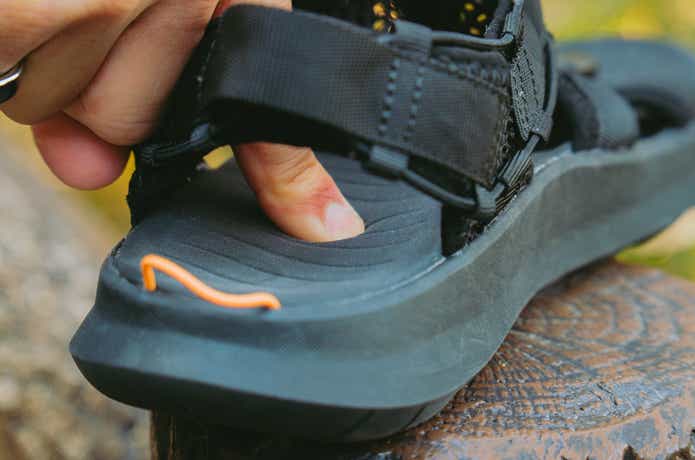 歩きやすいヒール付き。リカバリーサンダル「BUMPY SPORTS」