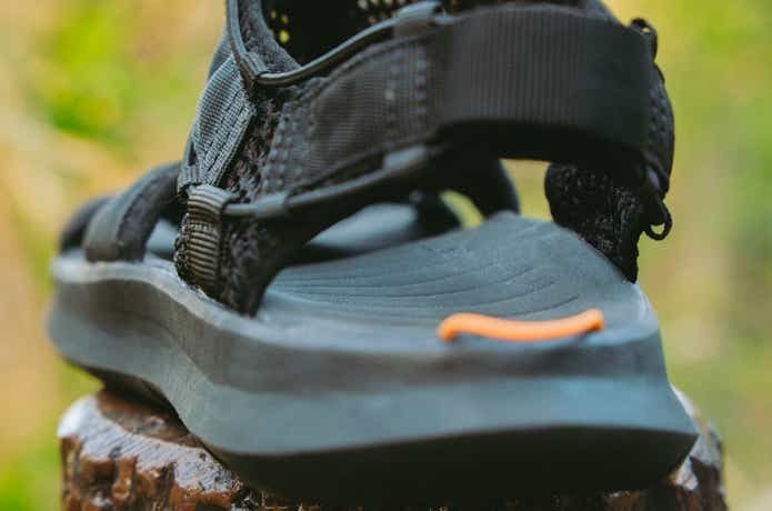 歩きやすいヒール付き。リカバリーサンダル「BUMPY SPORTS」