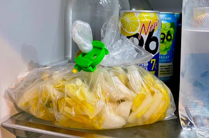 漬物を袋に入れて、ミス・フランシスのクリップで留めている