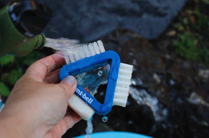 3Wayブーツメンテナンスブラシを水洗いしている