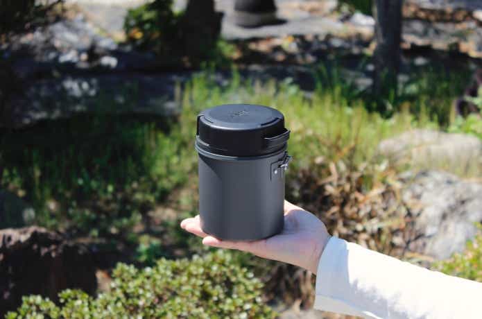 ITADAKIを手のひらにのせている