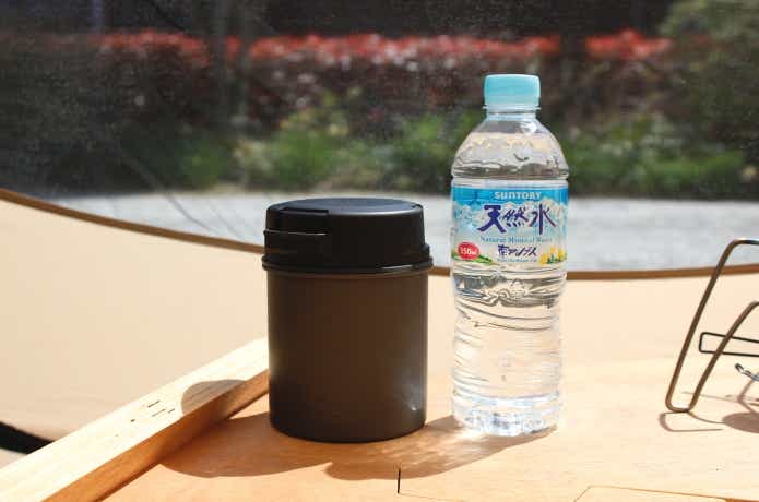 収納状態でペットボトル飲料と並べてある