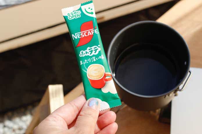 マグ650に残ったお湯とスティックコーヒー