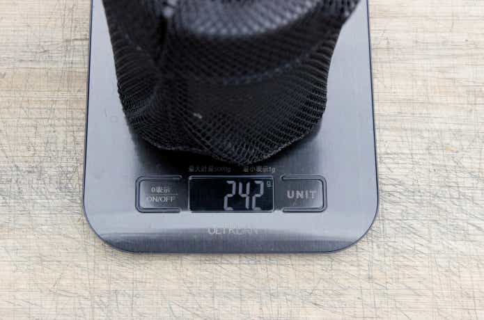 収納ケース入りで重さを測っている