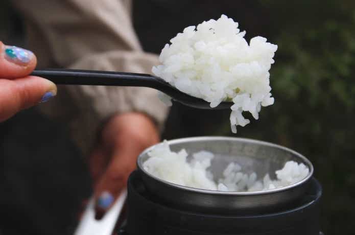 炊き上がったお米をすくっている