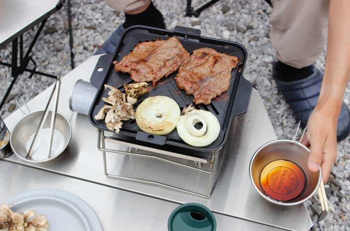 グリルプレートで焼き肉しているところ