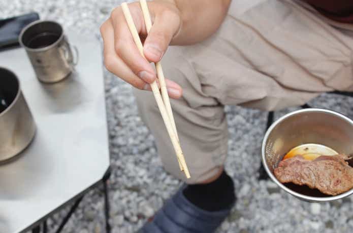 つなげて使える竹丸箸を持っているところ